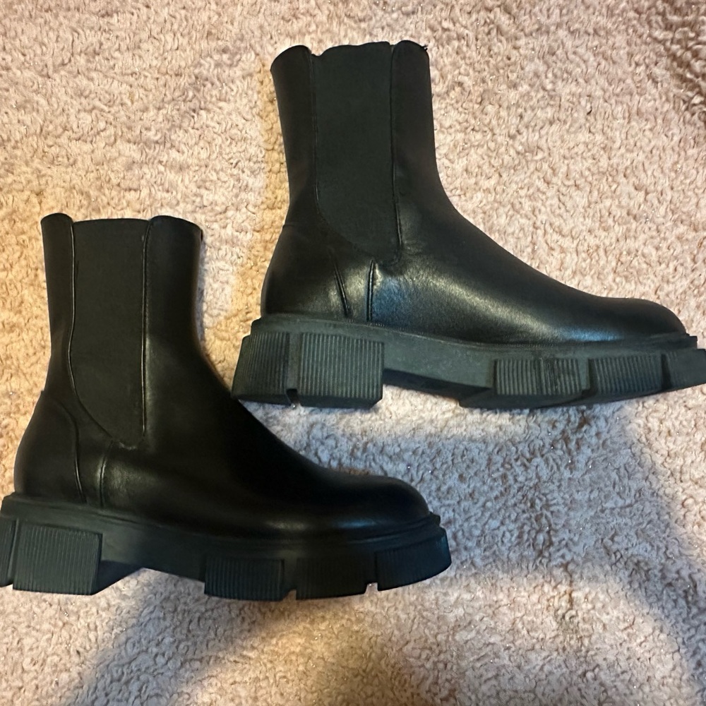 Lug sole Zara boots worn once great condition